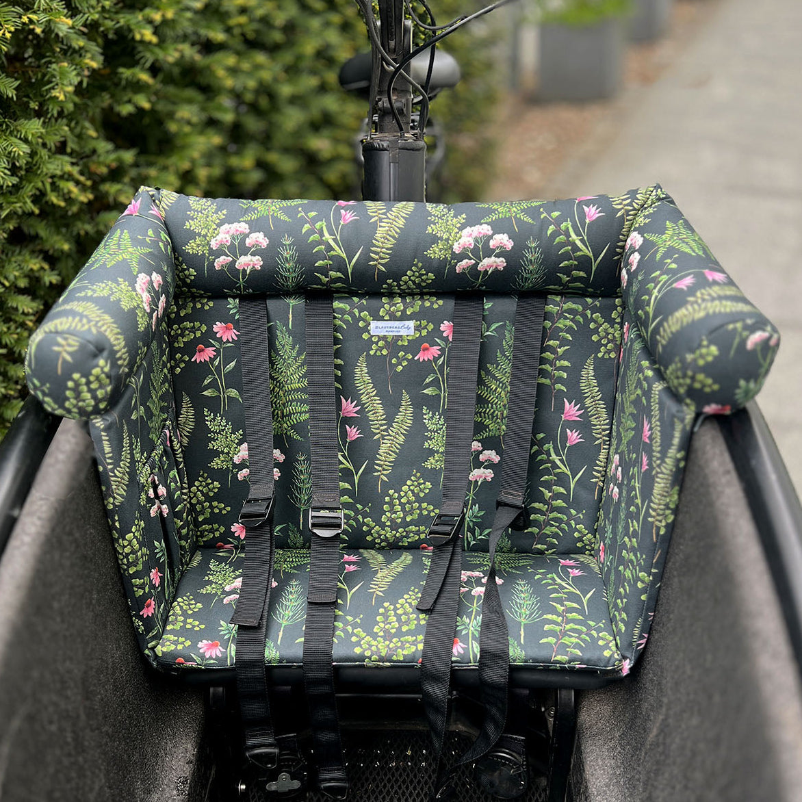 Cargobike cushion in black with pink flowers fits perfectly into the urban arrow family and the urban arrow family next and lovens