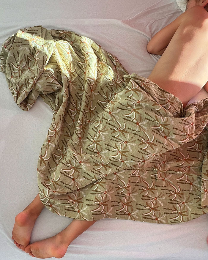 Musselin Decke aus Baumwolle, Oeko-Tex – Weiche Sommerdecke, Überdecke, Schlafdecke Grün Palmen Blausberg Baby