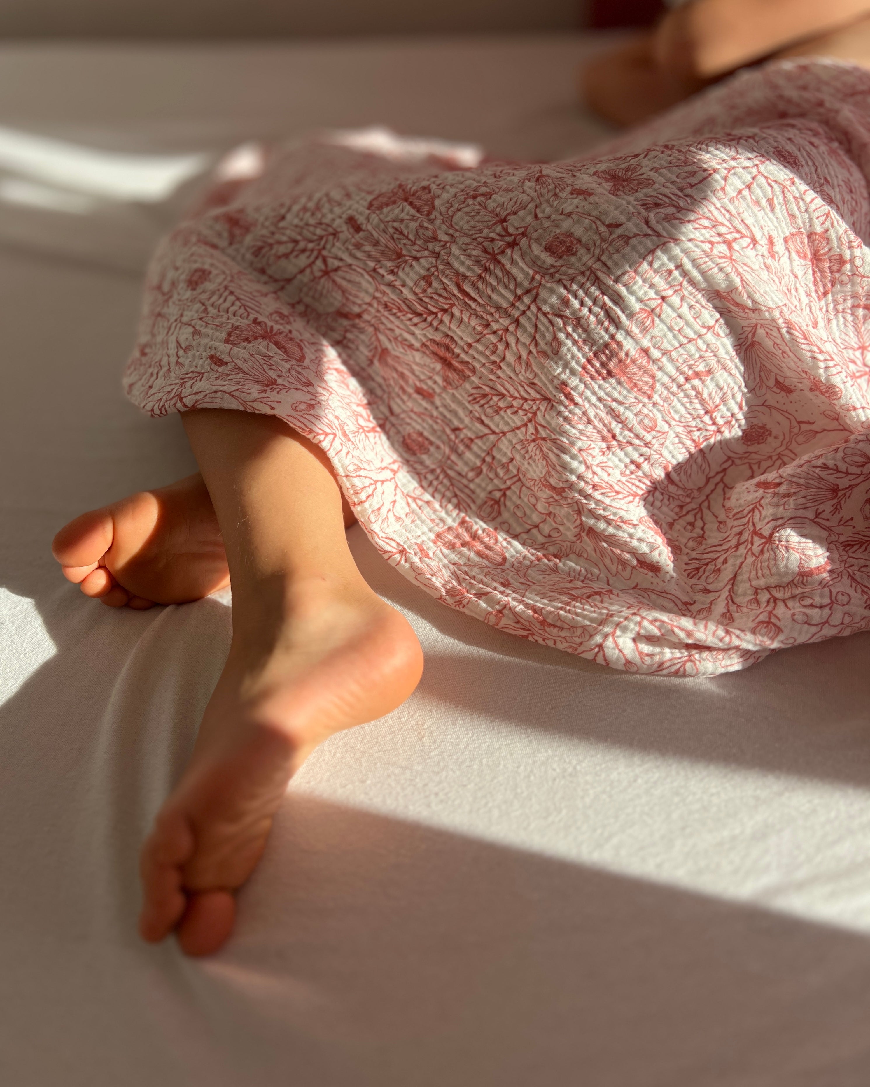 Musselin Decke aus Baumwolle, Oeko-Tex – Weiche Sommerdecke, Überdecke, Schlafdecke Weiss Rote Blumen Blausberg Baby