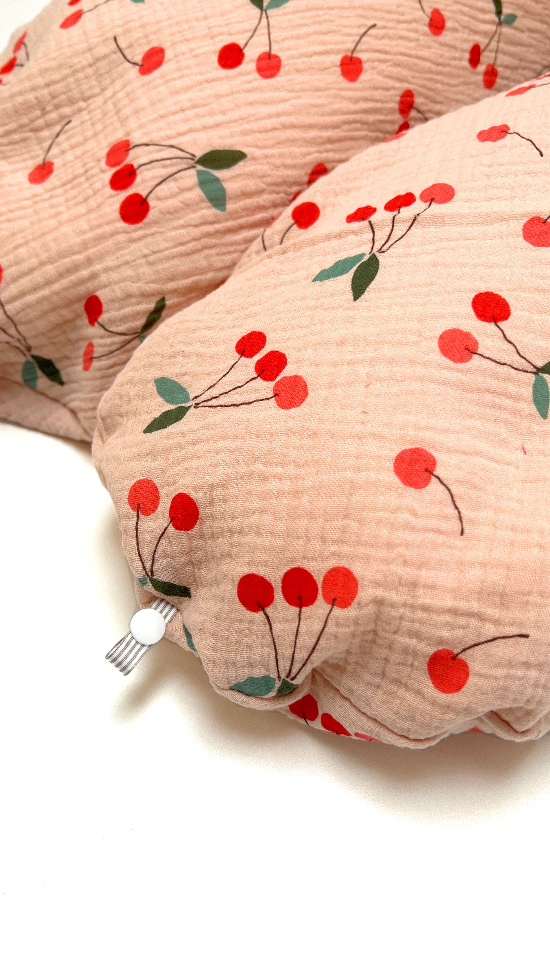 Stillkissen-Bezug Musselin mit Nestbau-Funktion für Theraline "Das Original" (190cm x38 cm) in Kirsche (Kopie) Blausberg Baby