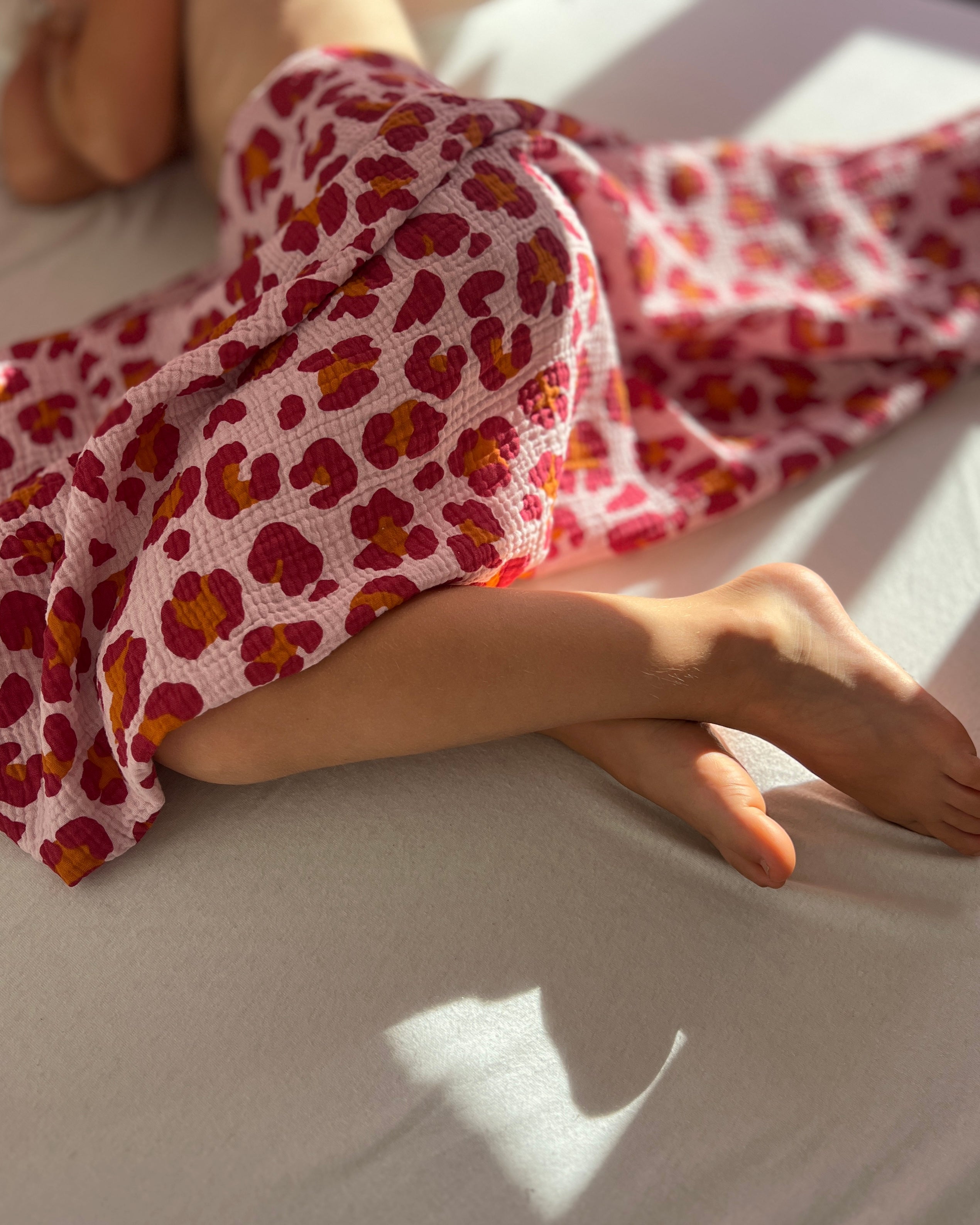 Musselin Decke aus Baumwolle, Oeko-Tex – Weiche Sommerdecke, Überdecke, Schlafdecke Rosa Pink Tigerprint Blausberg Baby