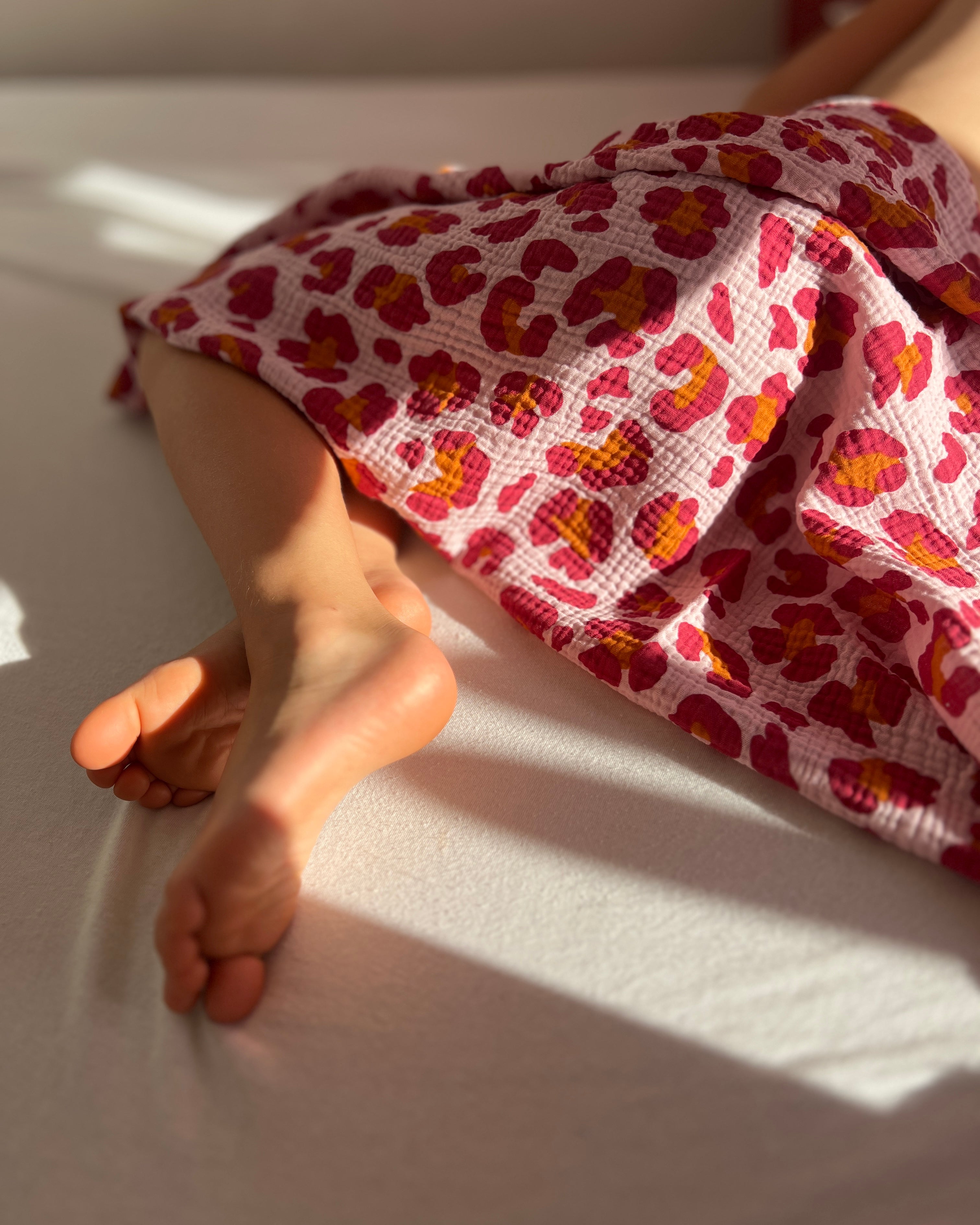 Musselin Decke aus Baumwolle, Oeko-Tex – Weiche Sommerdecke, Überdecke, Schlafdecke Rosa Pink Tigerprint Blausberg Baby