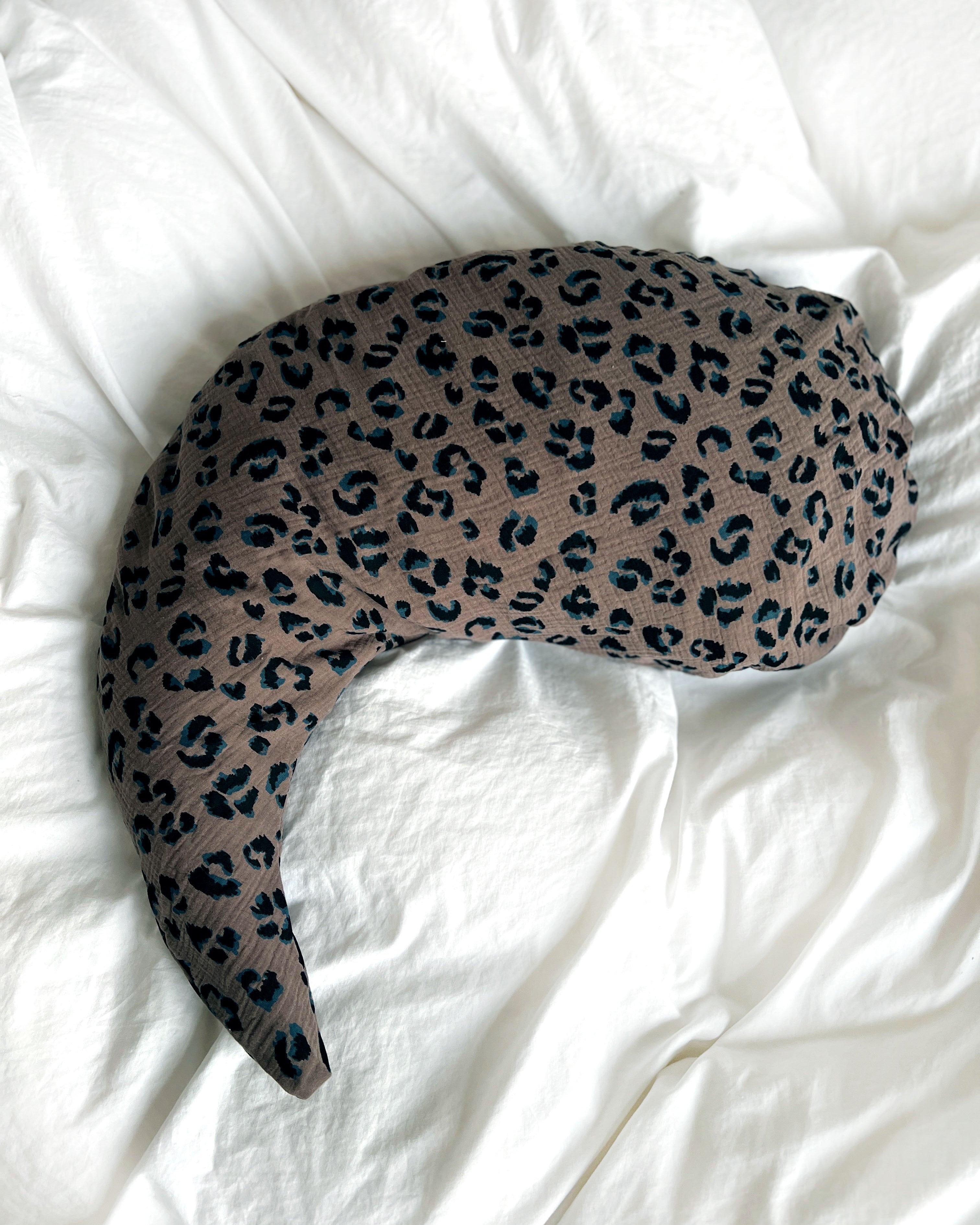 Yinnie Theraline Stillkissen inkl Bezug Musselin (135 cm x 35 cm) Panther Taupe Grau Blausberg Baby