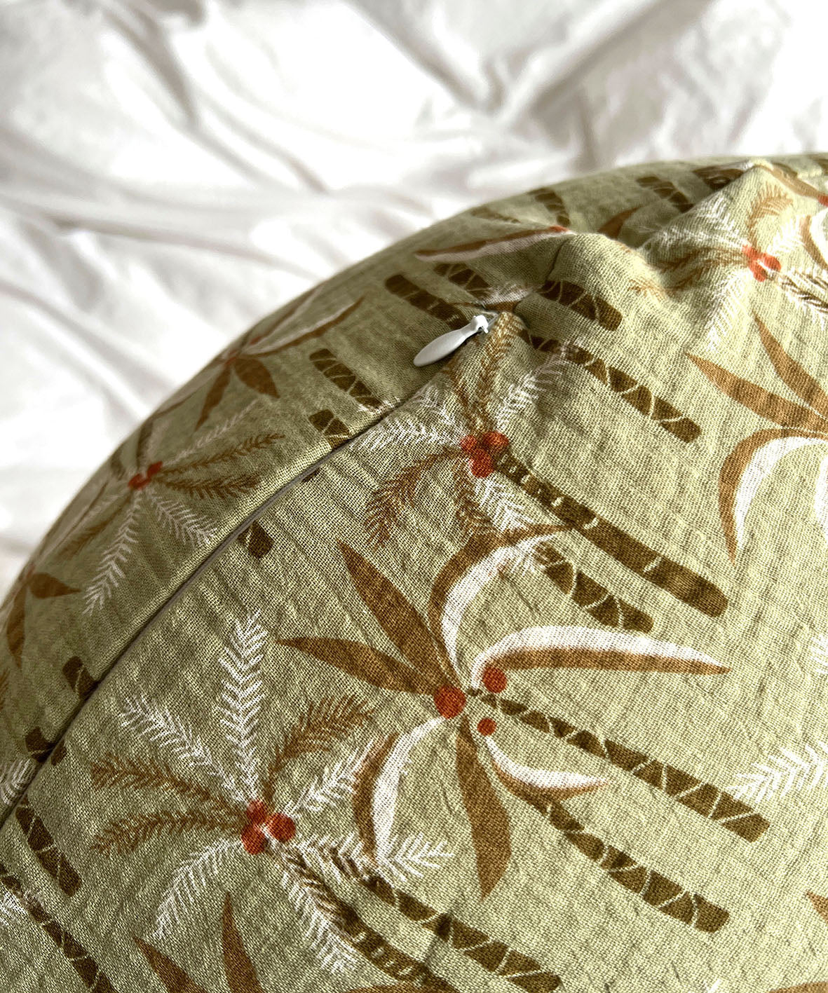 Yinnie Theraline Stillkissen inkl. Bezug Musselin (135 cm x 35 cm) Weiss Eis Blausberg Baby