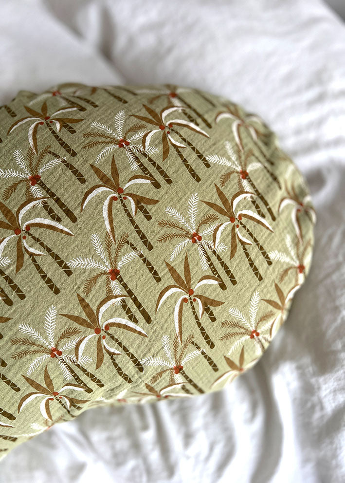 Yinnie Theraline Stillkissen inkl. Bezug Musselin (135 cm x 35 cm) Weiss Eis Blausberg Baby