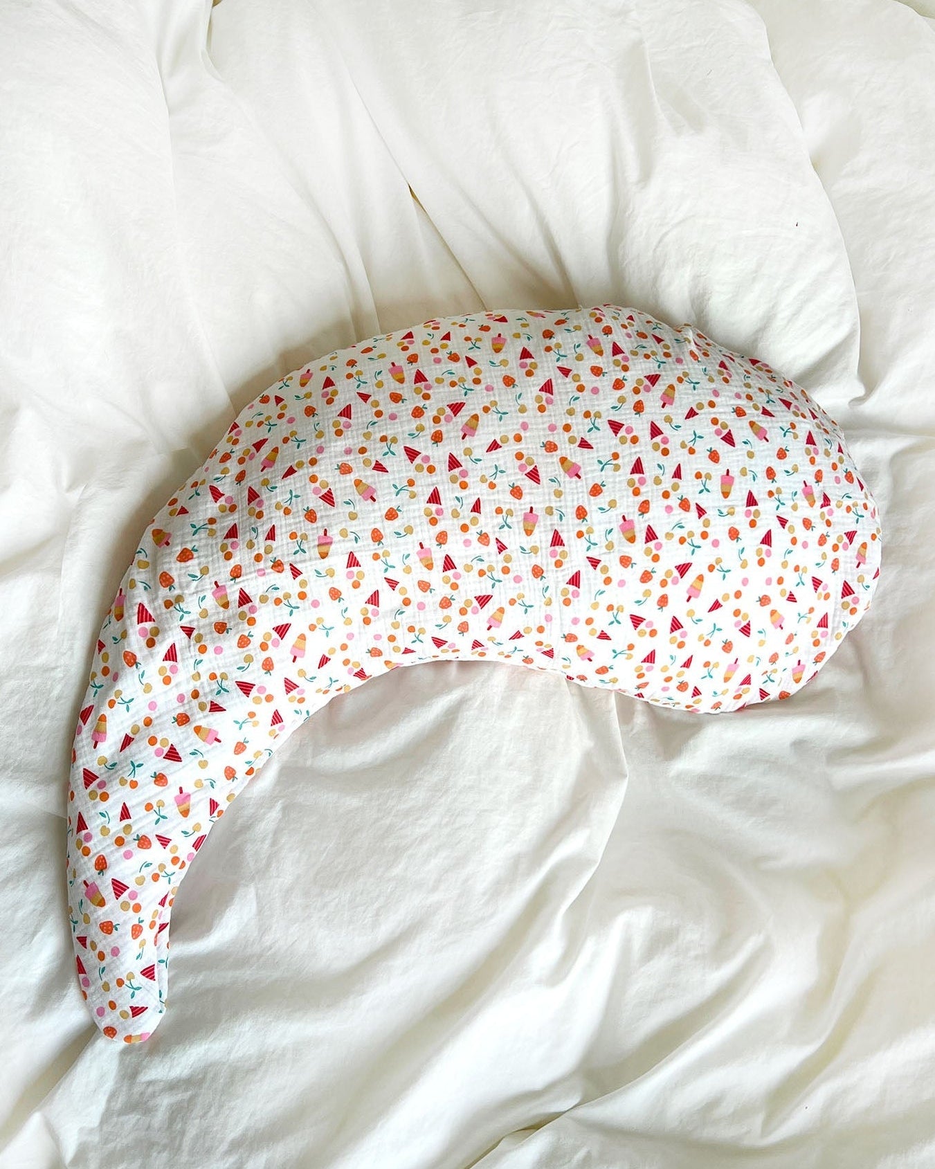 Yinnie Theraline Stillkissen inkl. Bezug Musselin (135 cm x 35 cm) Weiss Eis Blausberg Baby