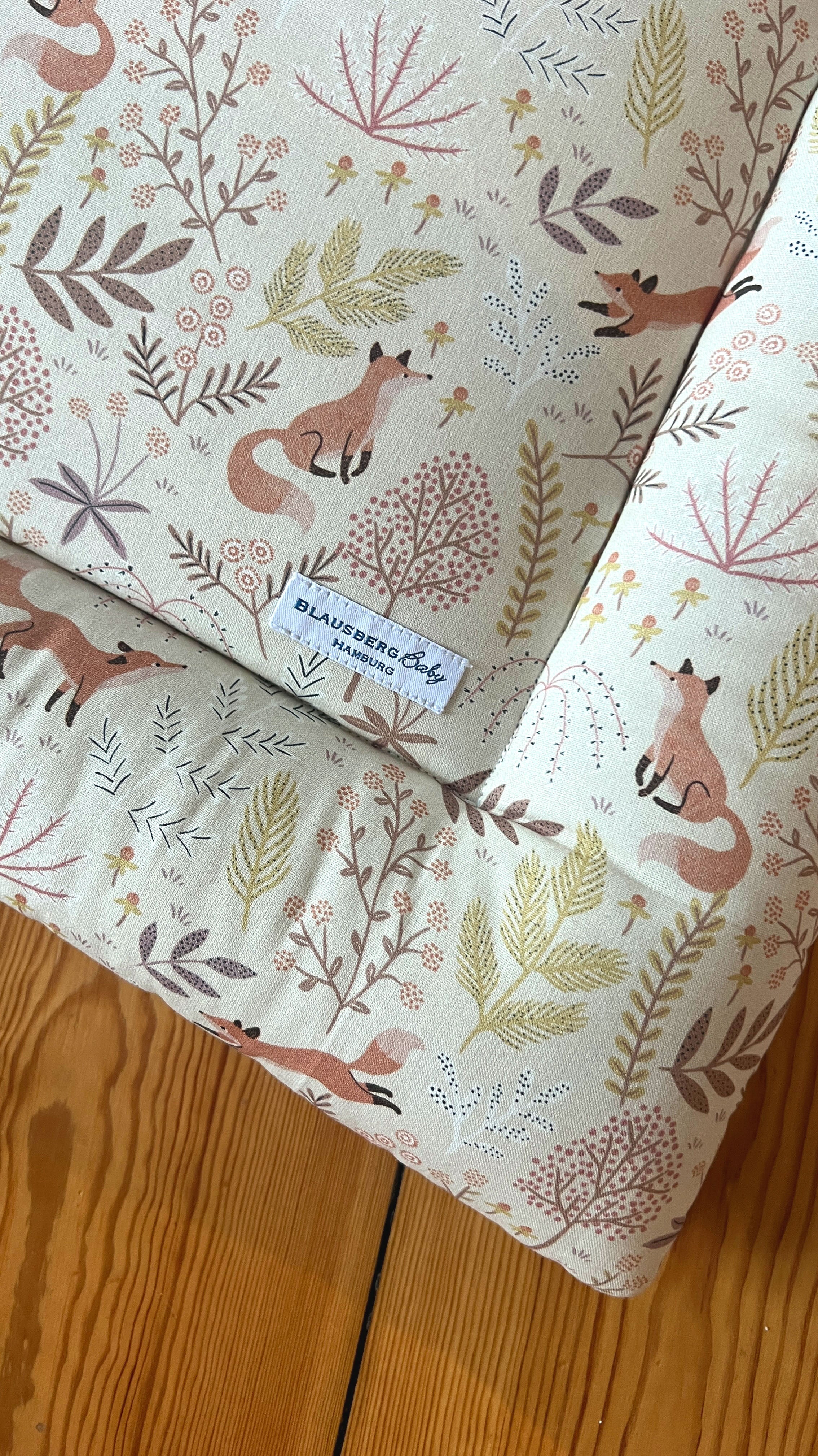 Passende Geschenk zur Geburt: Krabbeldecke dick Fuchs Beige - diverse Größen von Blausberg Baby, sehr hochwertig, elegantes Design, extra dick gepolstert, auch als Laufstallgittereinlage oder Einlage für Laufgitter perfekt