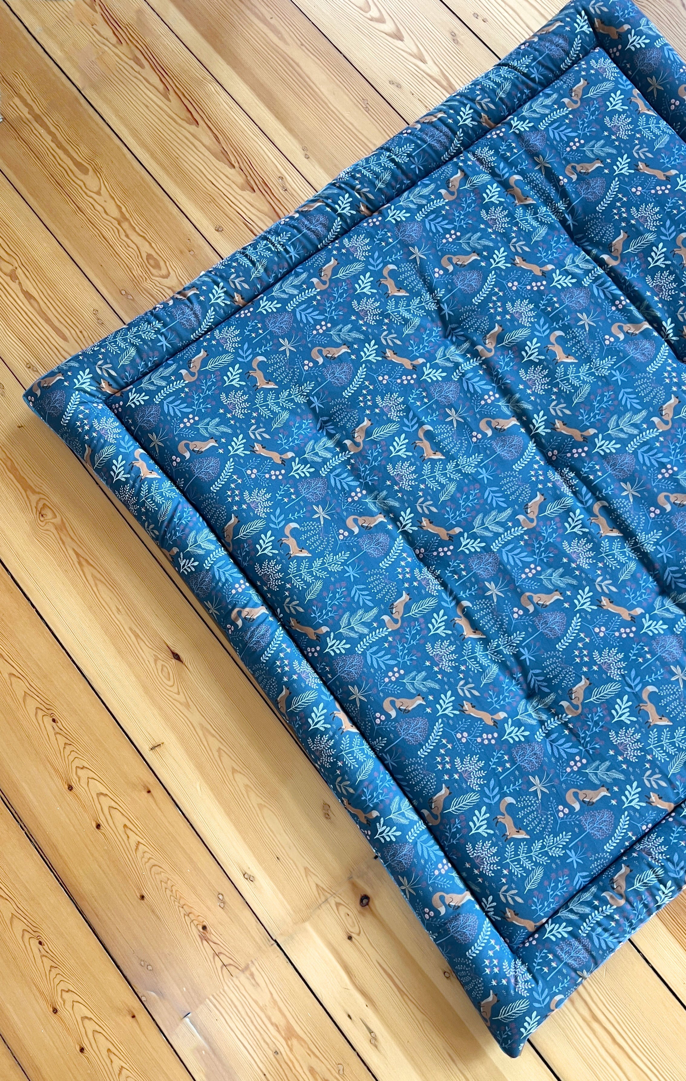 Krabbeldecke Fuchs Blau - diverse Größen Blausberg Baby Passende Geschenk zur Geburt, sehr hochwertig, elegantes Design, extra dick gepolstert, auch als Laufstallgittereinlage oder Einlage für Laufgitter perfekt