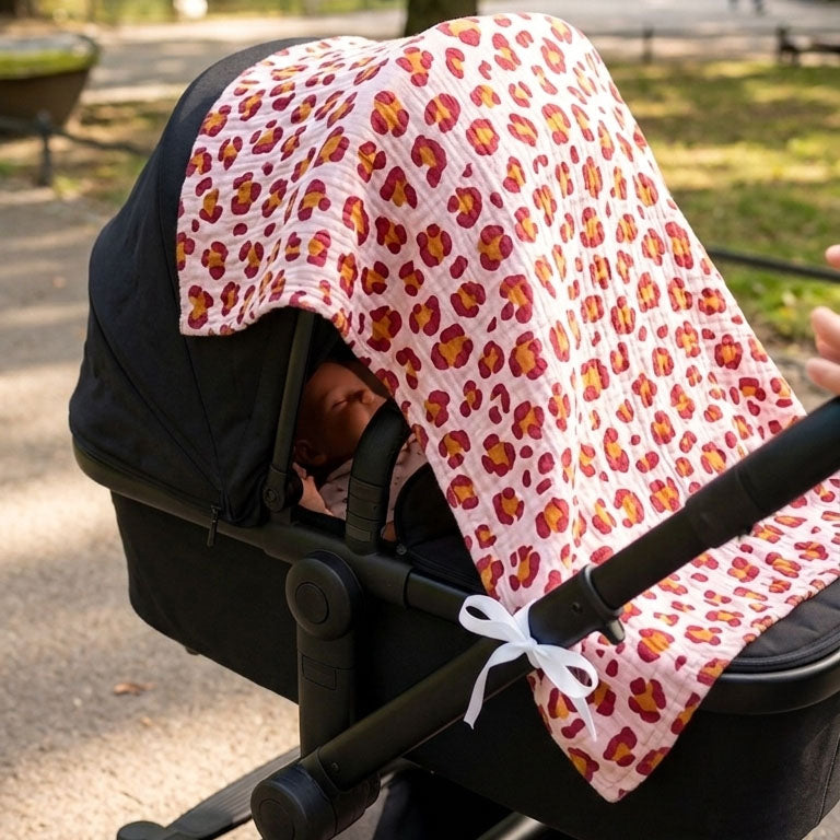 Vielseitiges Kinderwagen Zubehör aus weicher Baumwolle – das atmungsaktive Babytuch eignet sich perfekt als Kinderwagen Tuch, leichte Babydecke und weiches Kuscheltuch für unterwegs. Ideal als Baby Geschenk zur Geburt und stilvolles Babygeschenk für Mädchen.