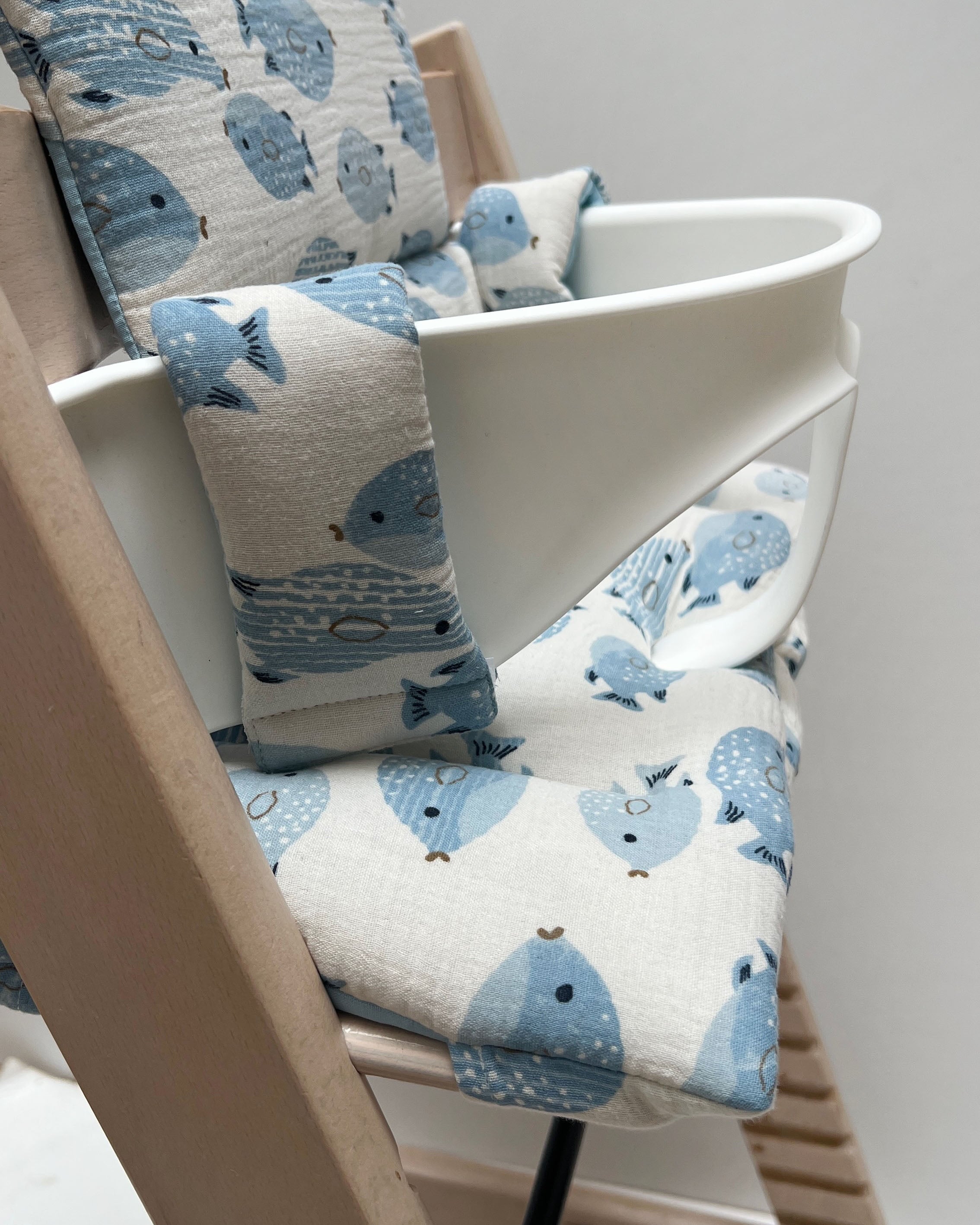 Sitzkissen Set Stokke für Tripp Trapp Hochstuhl aus 100% Musselin – für´s erste Sitzen ab 6 Monaten - Fisch Weiss Blau Blausberg Baby