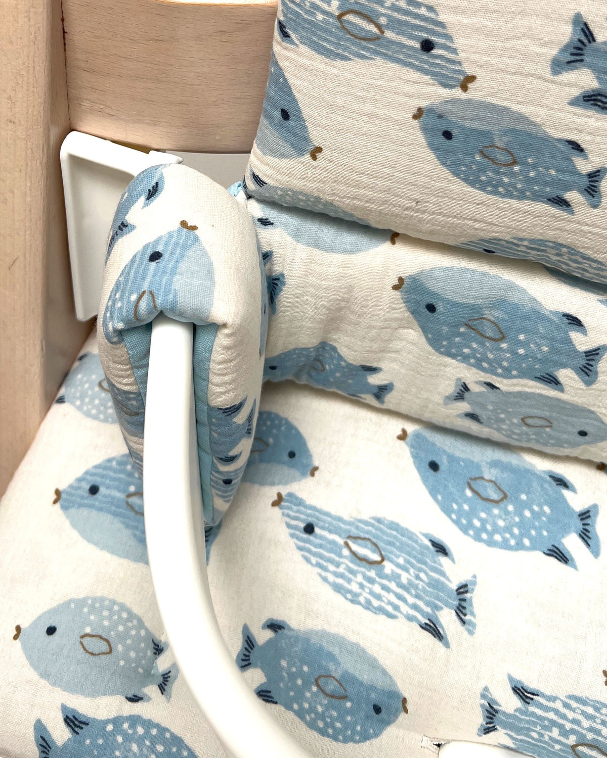Sitzkissen Set Stokke für Tripp Trapp Hochstuhl aus 100% Musselin – für´s erste Sitzen ab 6 Monaten - Fisch Weiss Blau Blausberg Baby