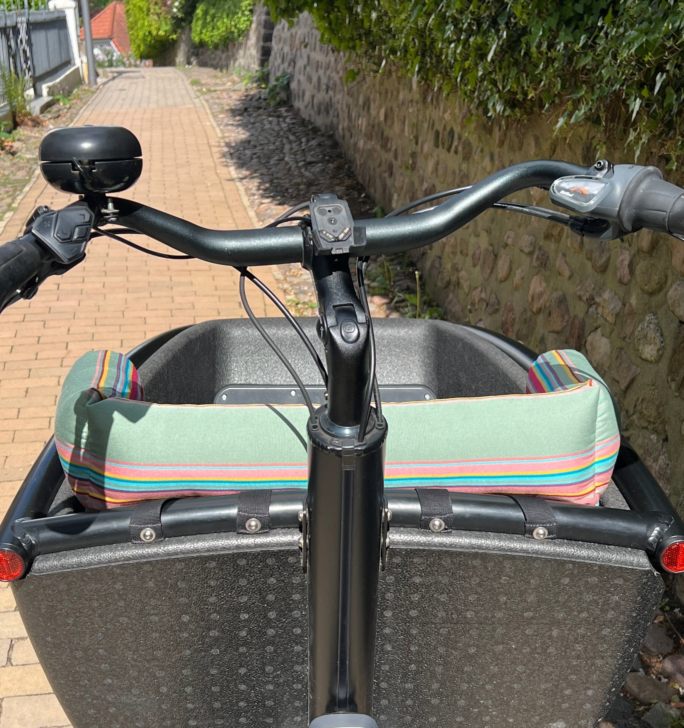 Urban Arrow Lastenfahrrad Kissen, Sitzkissen Lastenrad, Zubehör, Kinderkissen, Sitzpolster Wetterfestes - Dicke Streifen Salbei Blausberg Baby