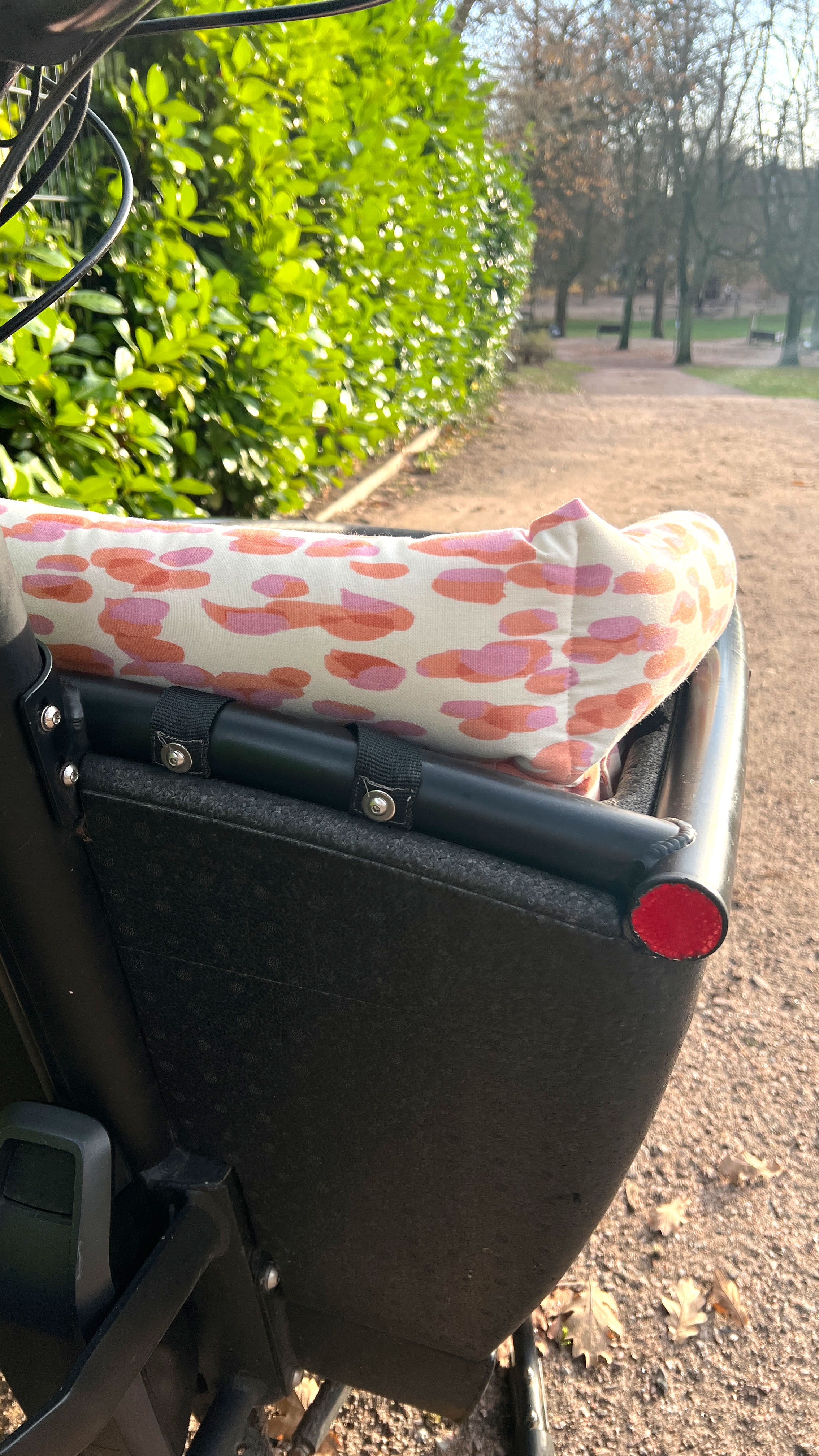 Urban Arrow Lastenfahrrad Kissen, Sitzkissen Lastenrad, Zubehör, Kinderkissen, Sitzpolster Wetterfestes - Tropfen Rosa Blausberg Baby