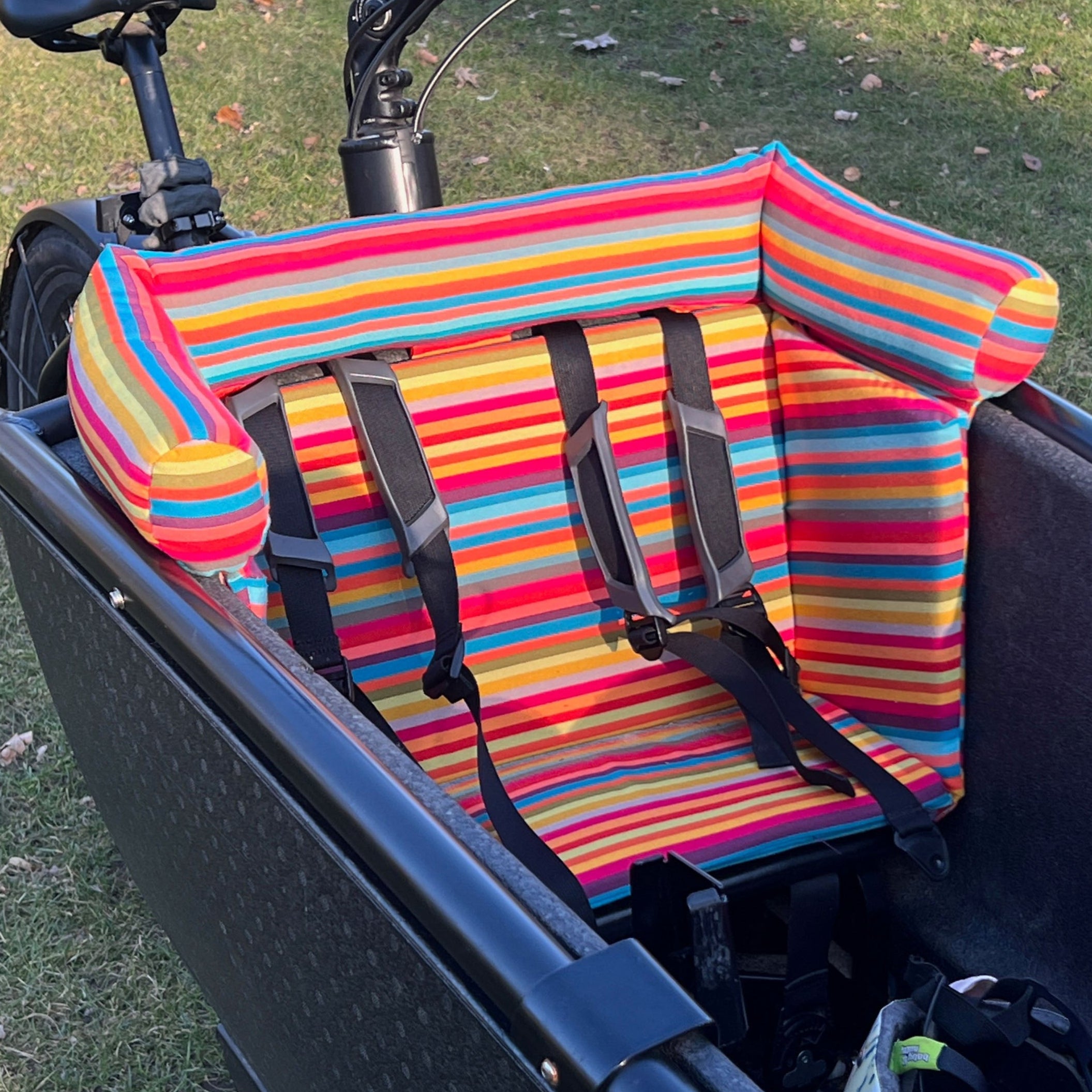 Urban Arrow Lastenfahrrad Kissen, Sitzkissen Lastenrad, Zubehör, Kinderkissen, Sitzpolster Wetterfestes - Bunt gestreift Blausberg Baby