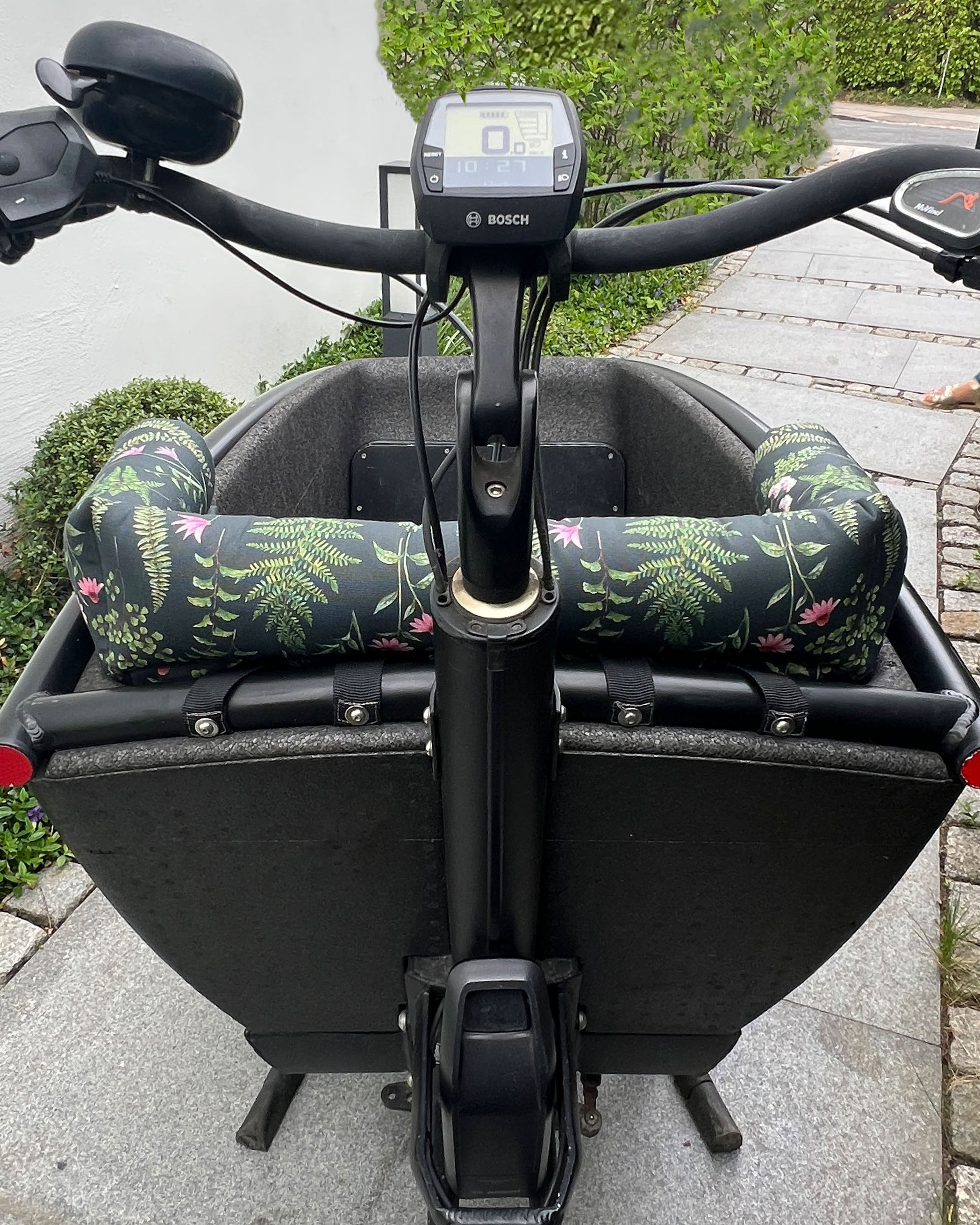 Cargobike cushion in black with pink flowers fits perfectly into the urban arrow family and the urban arrow family next and   lovens 