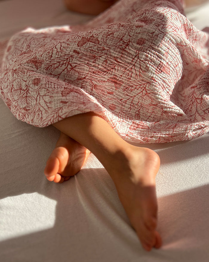 Musselin Decke aus Baumwolle, Oeko-Tex – Weiche Sommerdecke, Überdecke, Schlafdecke Weiss Rote Blumen Blausberg Baby