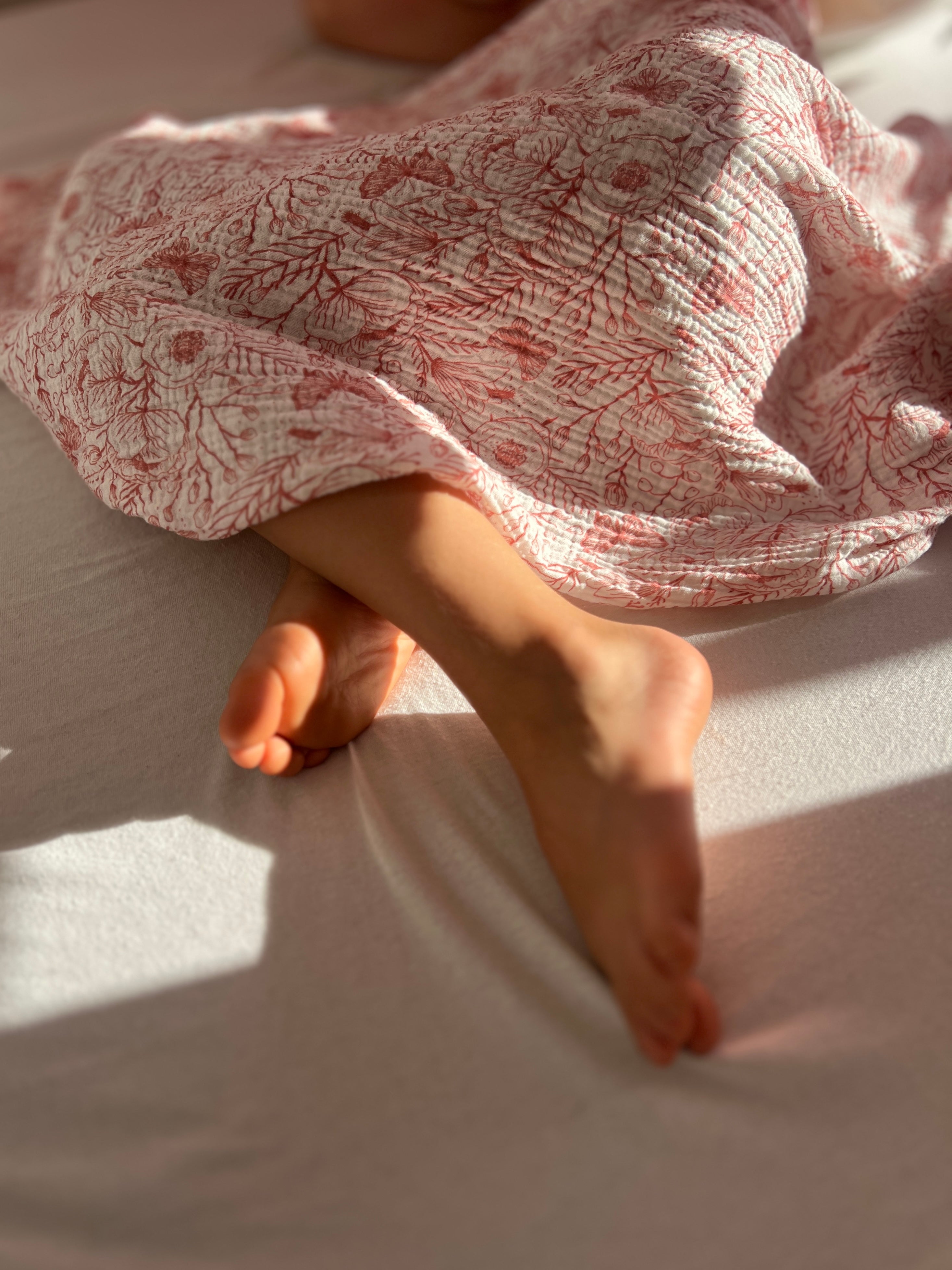 Musselin Decke aus Baumwolle, Oeko-Tex – Weiche Sommerdecke, Überdecke, Schlafdecke Weiss Rote Blumen Blausberg Baby