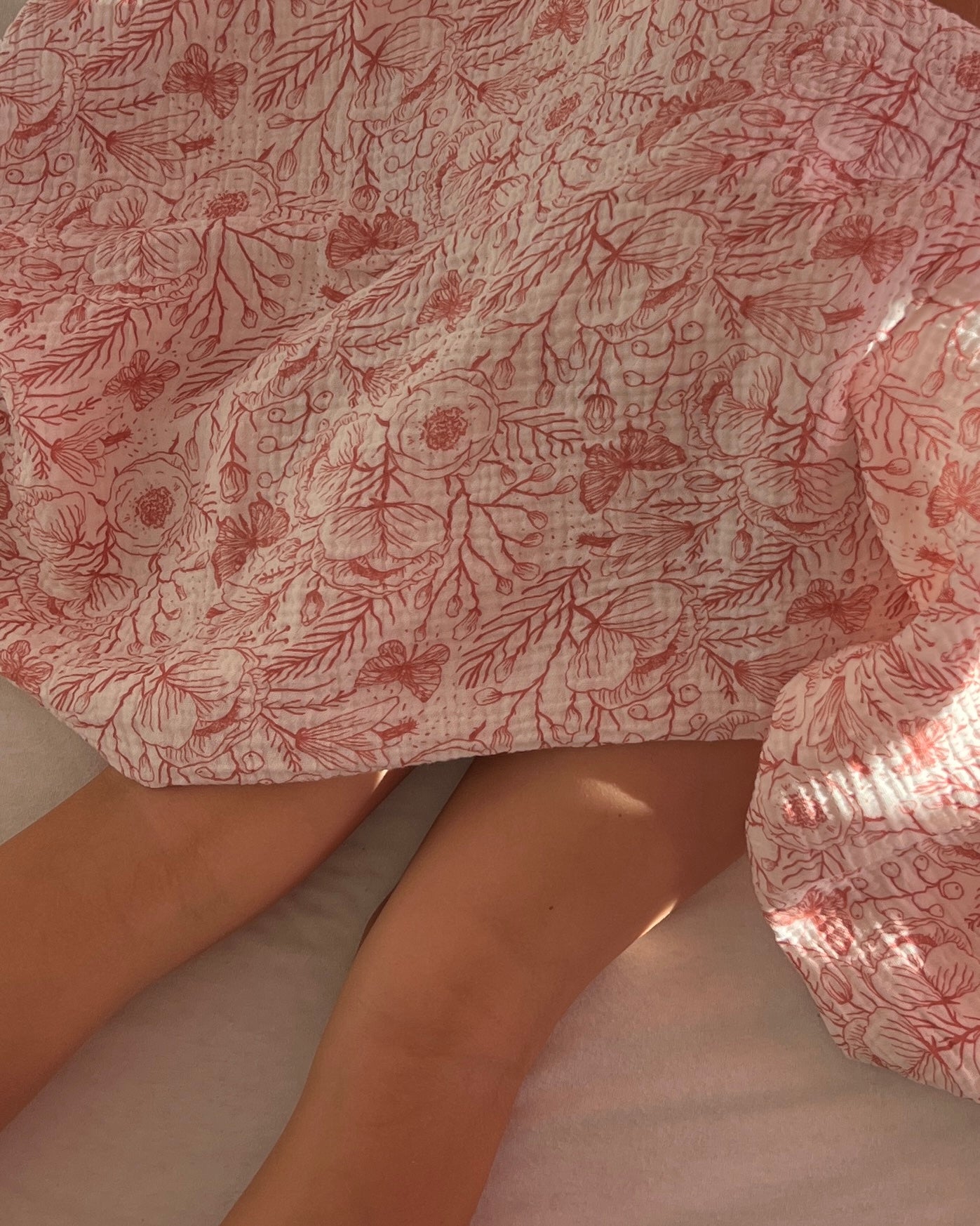 Musselin Decke aus Baumwolle, Oeko-Tex – Weiche Sommerdecke, Überdecke, Schlafdecke Weiss Rote Blumen Blausberg Baby