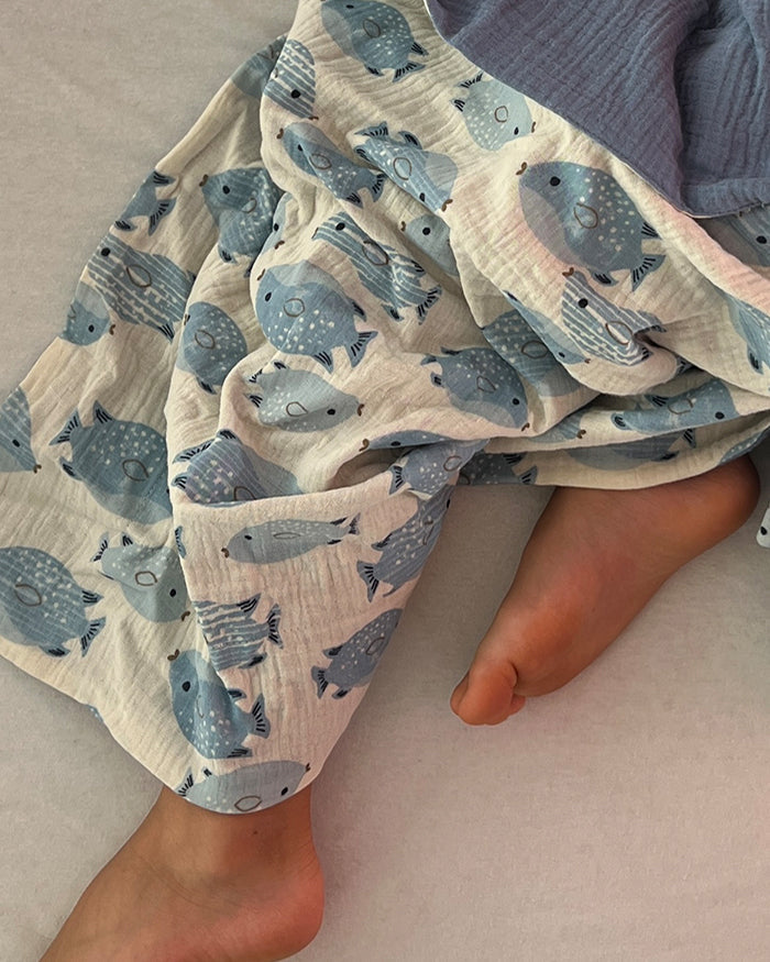 Musselin Decke 4-lagig aus Baumwolle, Oeko-Tex – Weiche Wendedecke, Sommerdecke Fisch Blau Blausberg Baby