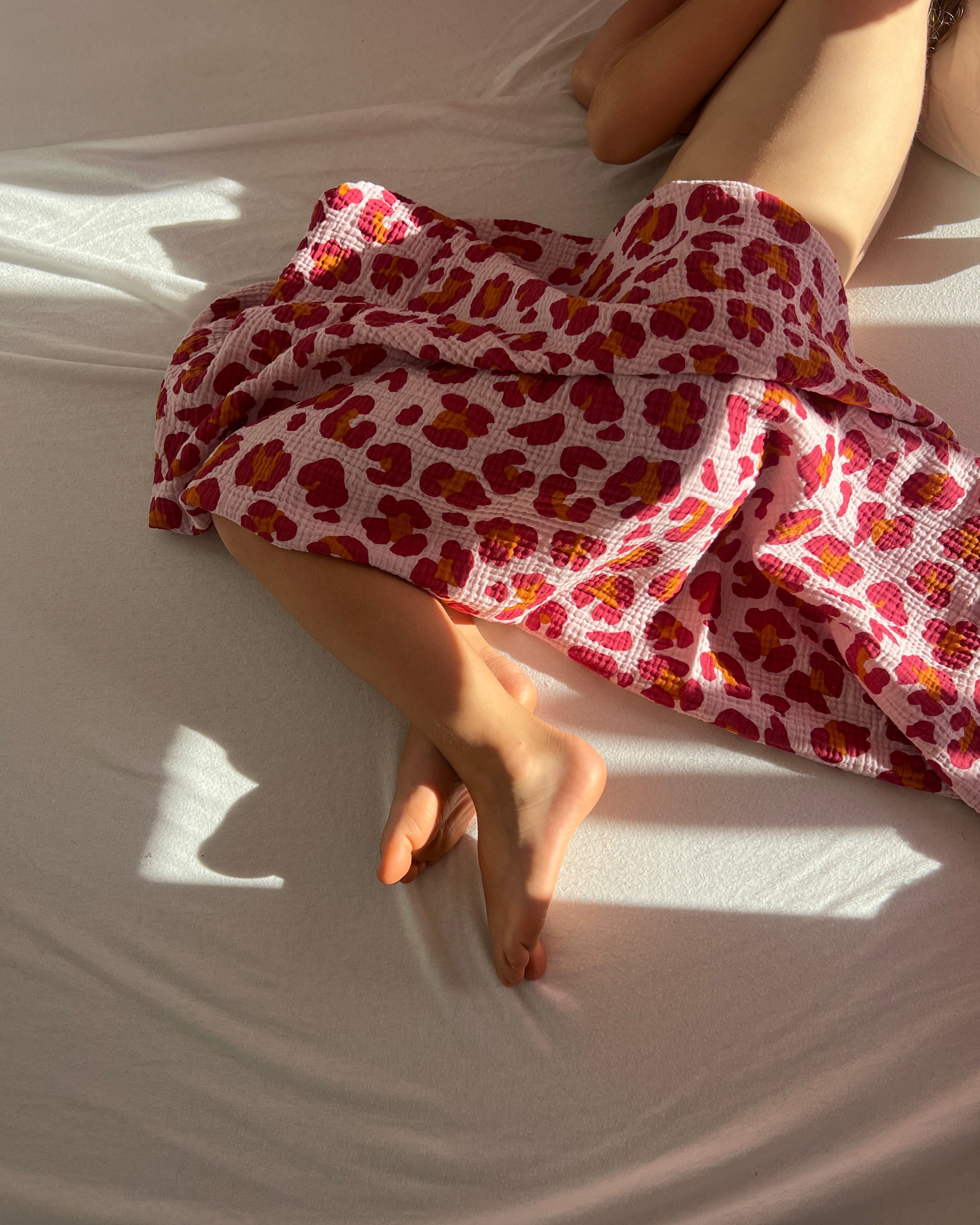 Musselin Decke aus Baumwolle, Oeko-Tex – Weiche Sommerdecke, Überdecke, Schlafdecke Rosa Pink Tigerprint Blausberg Baby