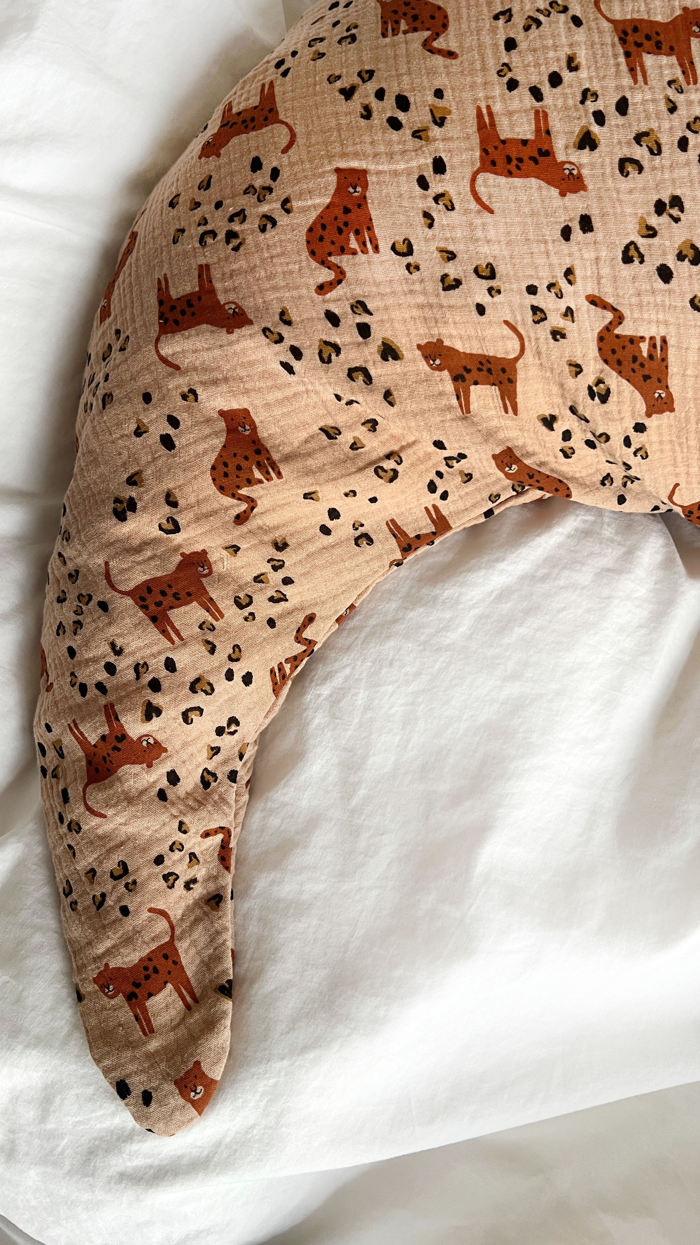 Yinnie Theraline Stillkissen inkl. Bezug Musselin  (135 cm x 35 cm) Panther Beige Blausberg Baby