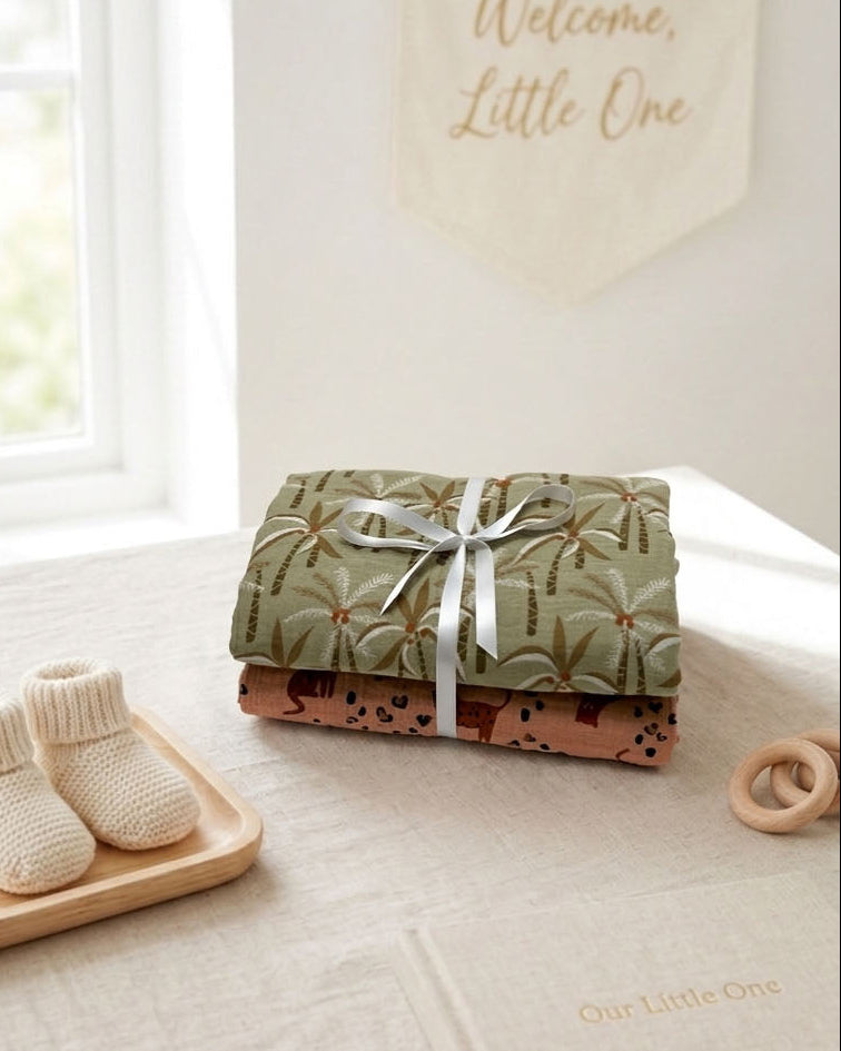 Musselin Schnuffeltuch Musselin Tuch Baby Schnuffeltuch Kuscheltuch Baby
Schmusetuch Dschungel Tiger Palmen Salbei Grün auf Tisch als Geschenk liegend
