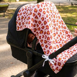 Vielseitiges Kinderwagen Zubehör aus weicher Baumwolle – das atmungsaktive Babytuch eignet sich perfekt als Kinderwagen Tuch, leichte Babydecke und weiches Kuscheltuch für unterwegs. Ideal als Baby Geschenk zur Geburt und stilvolles Babygeschenk für Mädchen.