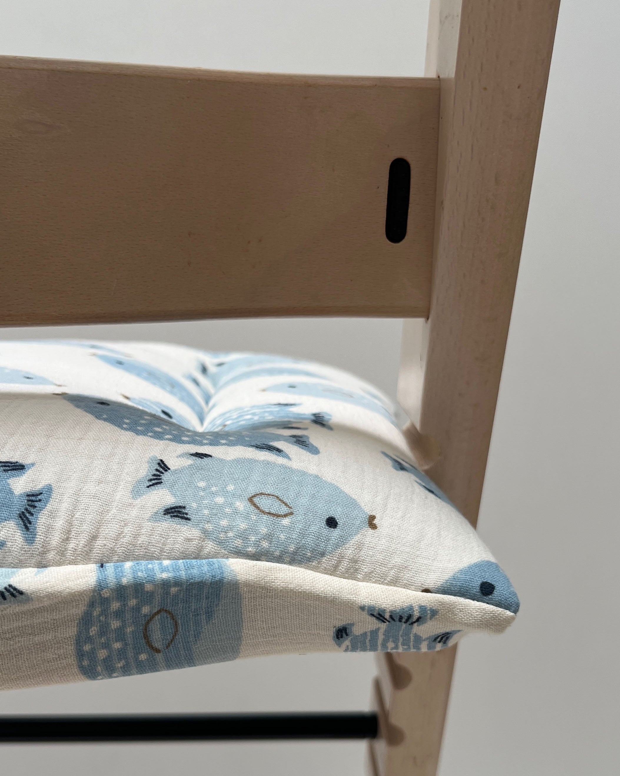 Sitzkissen Set Stokke für Tripp Trapp Hochstuhl aus 100% Musselin – für´s erste Sitzen ab 6 Monaten - Fisch Weiss Blau Blausberg Baby
