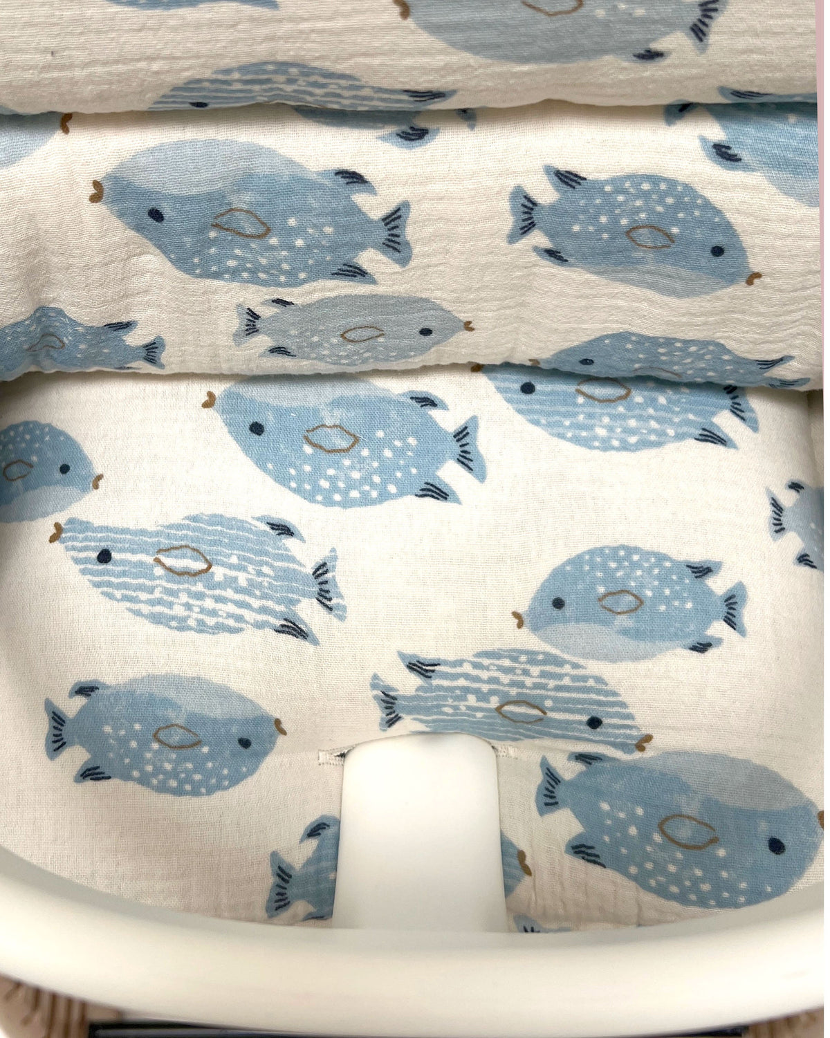 Sitzkissen Set Stokke für Tripp Trapp Hochstuhl aus 100% Musselin – für´s erste Sitzen ab 6 Monaten - Fisch Weiss Blau Blausberg Baby