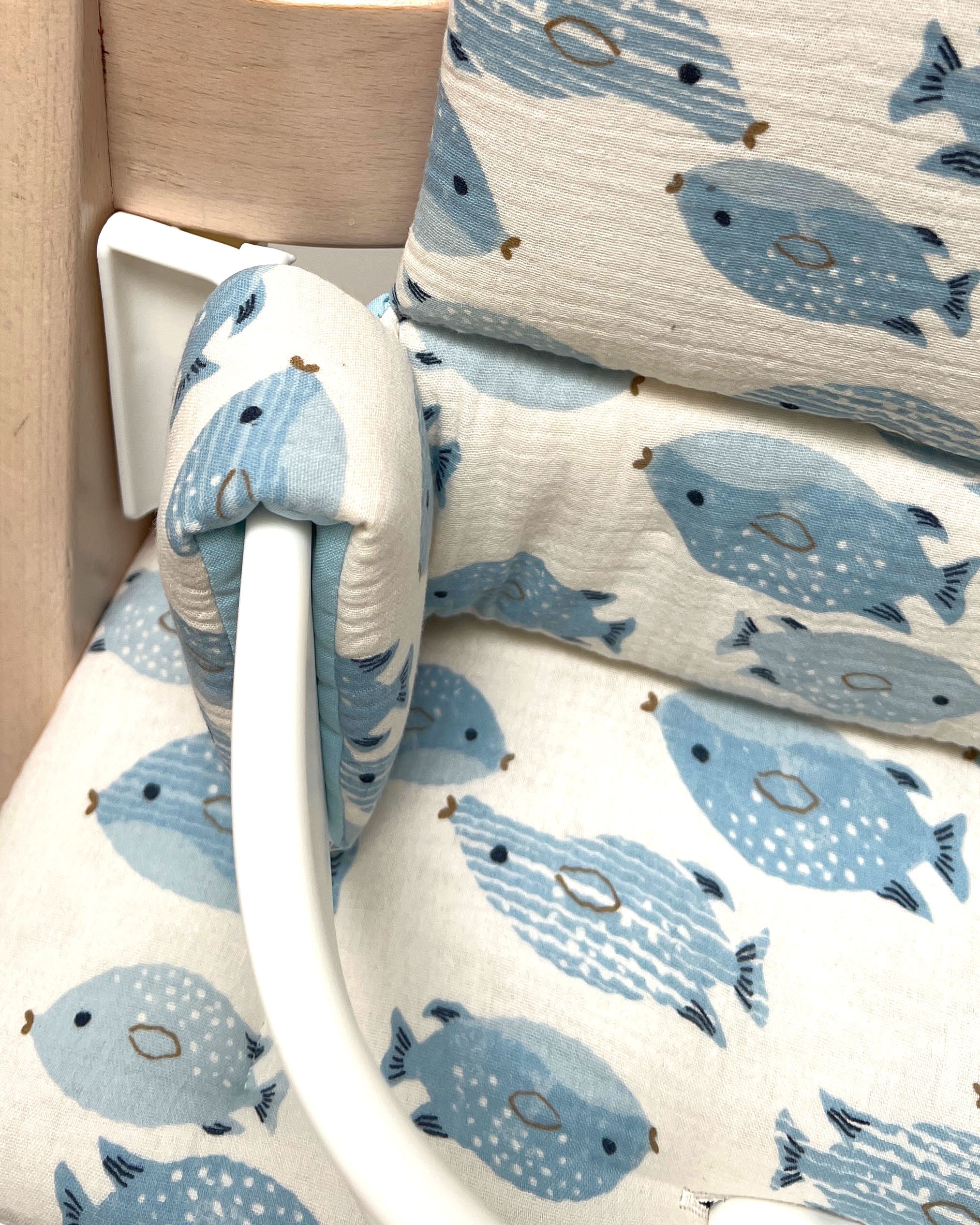 Sitzkissen Set Stokke für Tripp Trapp Hochstuhl aus 100% Musselin – für´s erste Sitzen ab 6 Monaten - Fisch Weiss Blau Blausberg Baby